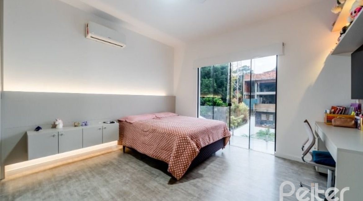 Casa em Condomínio à venda com 250m², 3 dormitórios, 3 suítes, 3 vagas, no bairro Hipica em PORTO ALEGRE