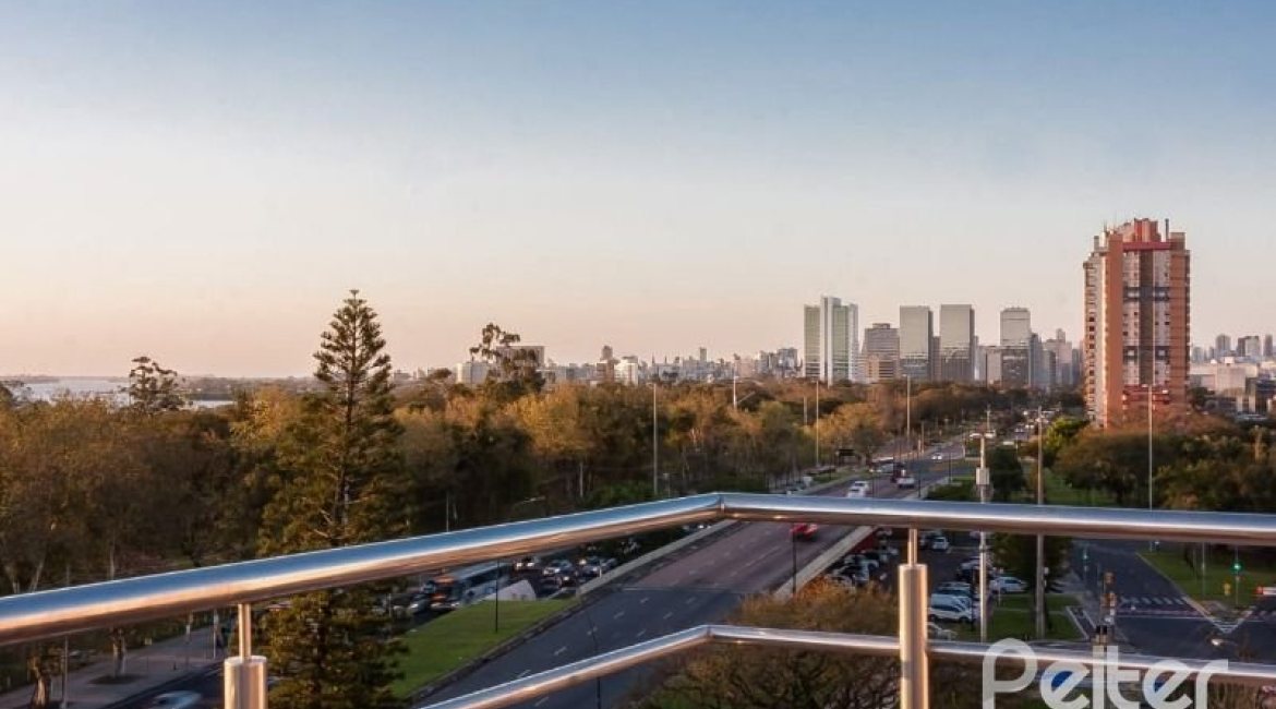 Comercial à venda com 44m², 1 vaga, no bairro Menino Deus em Porto Alegre