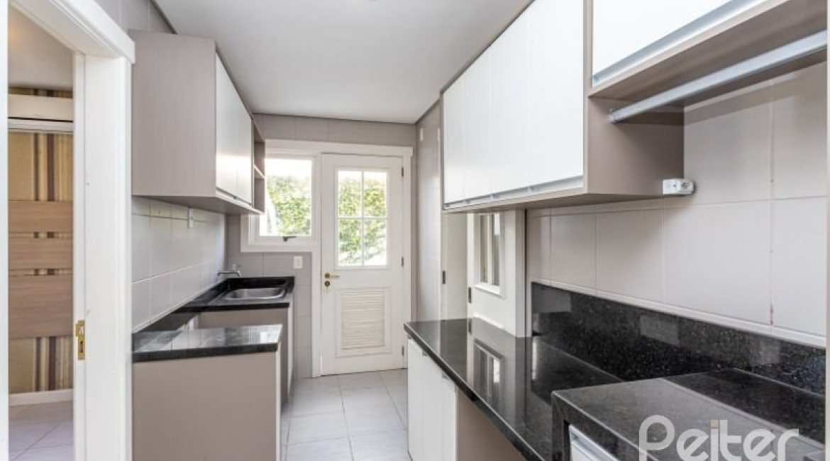 Casa em Condomínio à venda com 348m², 4 dormitórios, 2 suítes, 4 vagas, no bairro Terra Ville em PORTO ALEGRE