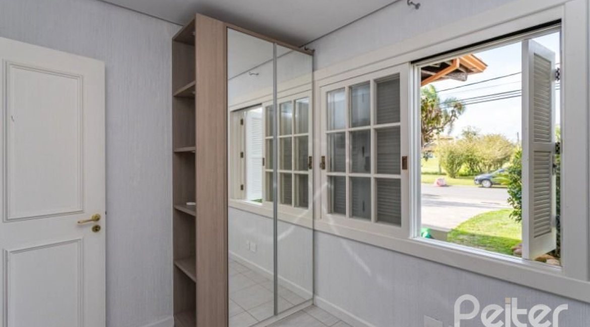 Casa em Condomínio à venda com 348m², 4 dormitórios, 2 suítes, 4 vagas, no bairro Terra Ville em PORTO ALEGRE