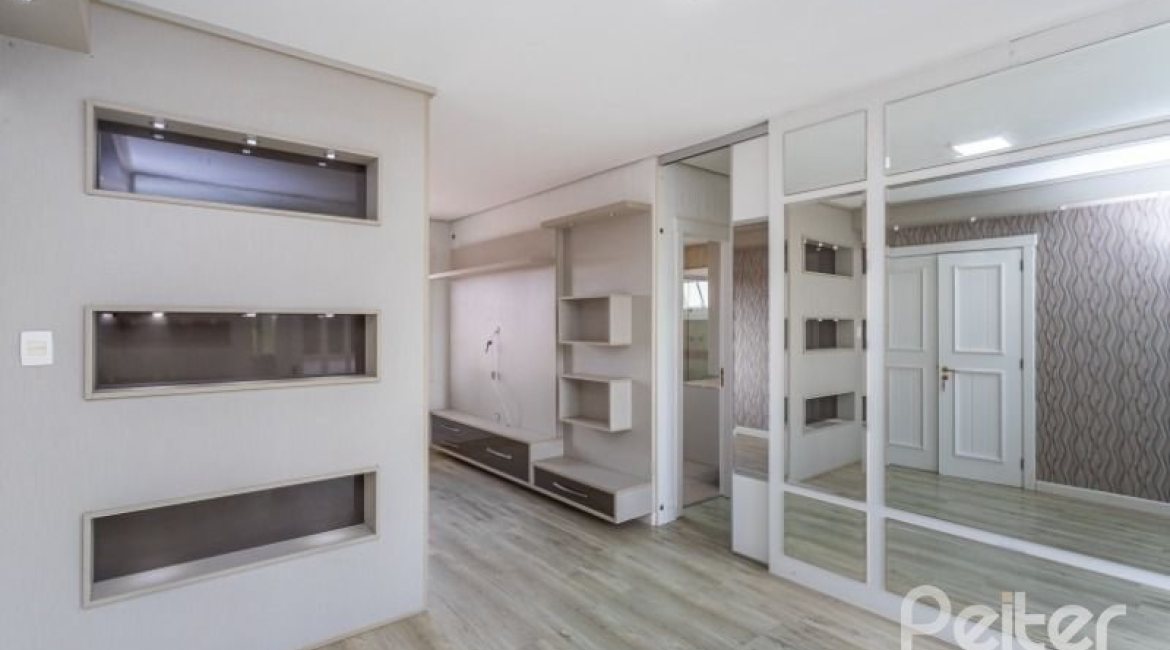 Casa em Condomínio à venda com 348m², 4 dormitórios, 2 suítes, 4 vagas, no bairro Terra Ville em PORTO ALEGRE