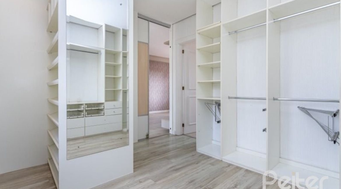 Casa em Condomínio à venda com 348m², 4 dormitórios, 2 suítes, 4 vagas, no bairro Terra Ville em PORTO ALEGRE