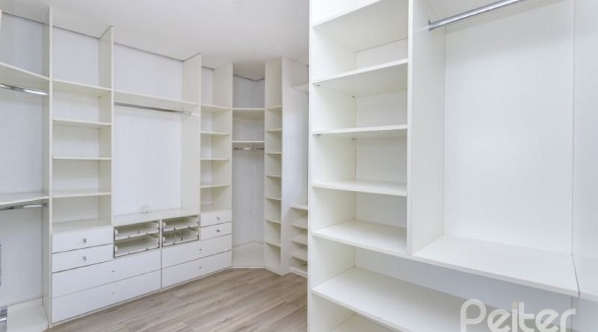 Casa em Condomínio à venda com 348m², 4 dormitórios, 2 suítes, 4 vagas, no bairro Terra Ville em PORTO ALEGRE