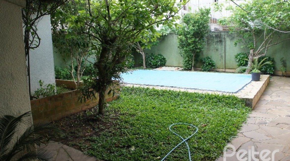 Casa à venda com 248m², 3 dormitórios, 1 suíte, 4 vagas, no bairro Tristeza em Porto Alegre