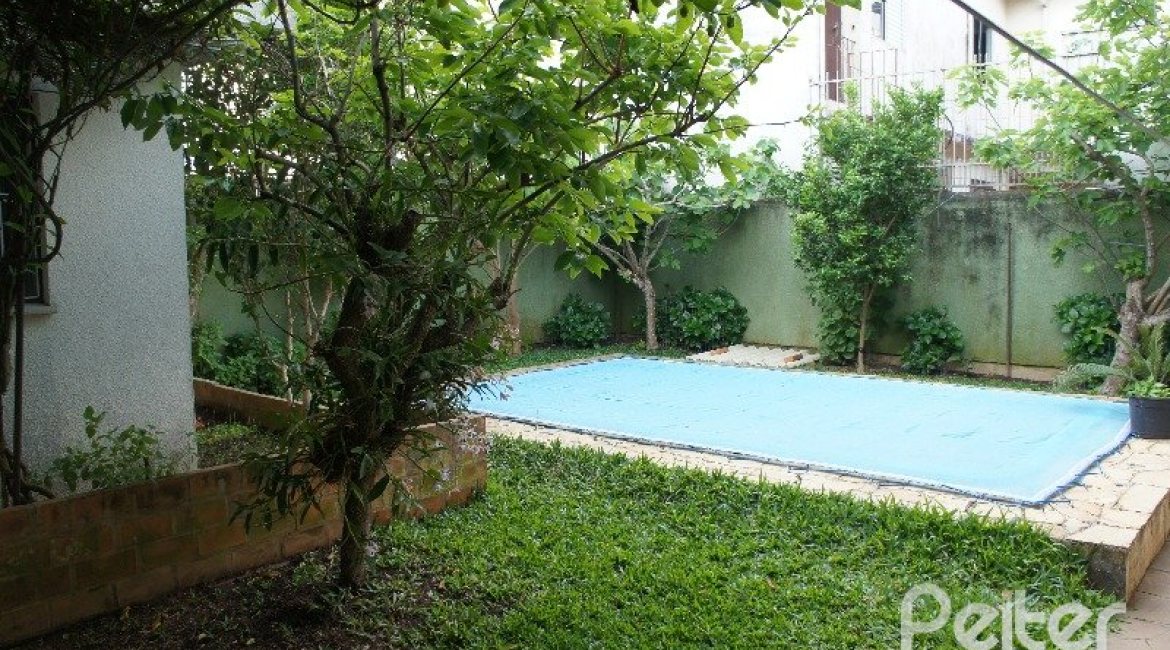 Casa à venda com 248m², 3 dormitórios, 1 suíte, 4 vagas, no bairro Tristeza em Porto Alegre