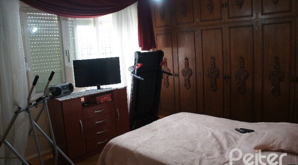 Casa à venda com 248m², 3 dormitórios, 1 suíte, 4 vagas, no bairro Tristeza em Porto Alegre