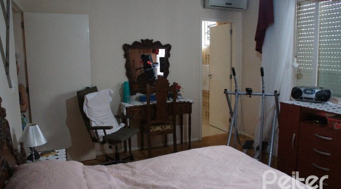 Casa à venda com 248m², 3 dormitórios, 1 suíte, 4 vagas, no bairro Tristeza em Porto Alegre