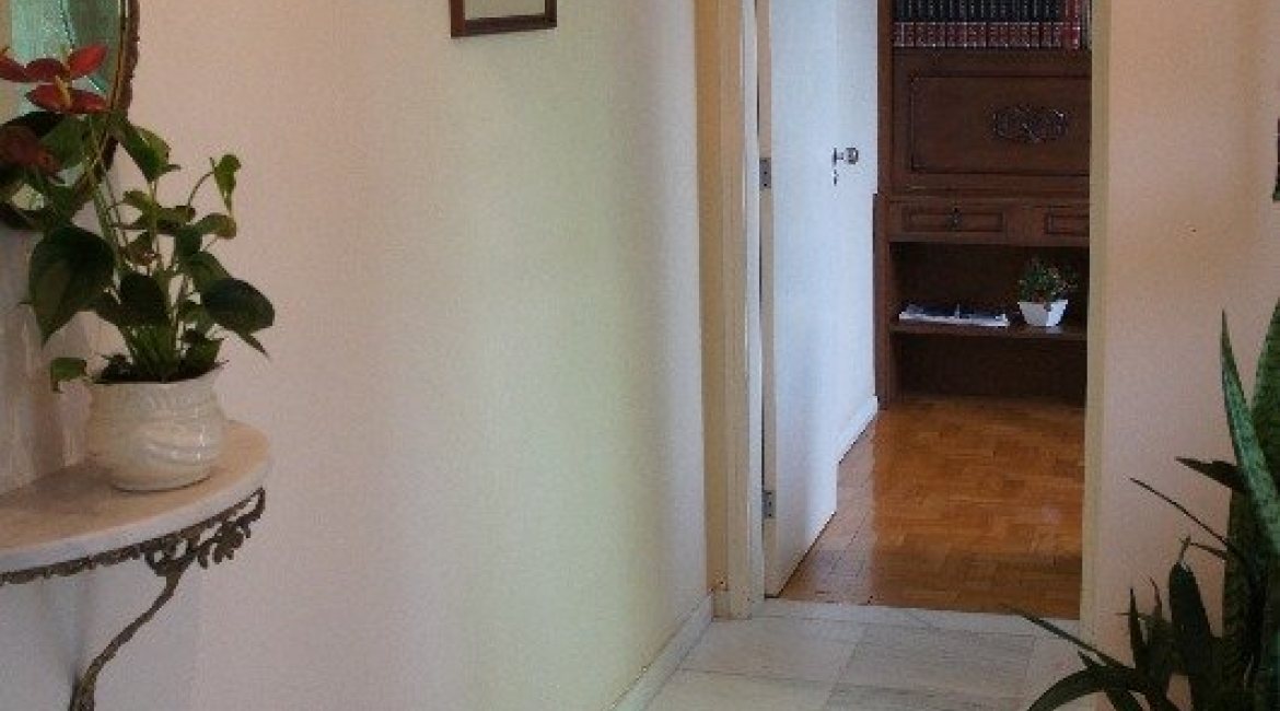 Casa à venda com 248m², 3 dormitórios, 1 suíte, 4 vagas, no bairro Tristeza em Porto Alegre