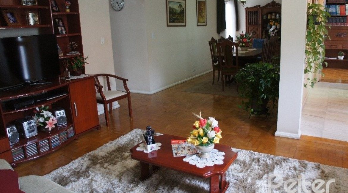 Casa à venda com 248m², 3 dormitórios, 1 suíte, 4 vagas, no bairro Tristeza em Porto Alegre