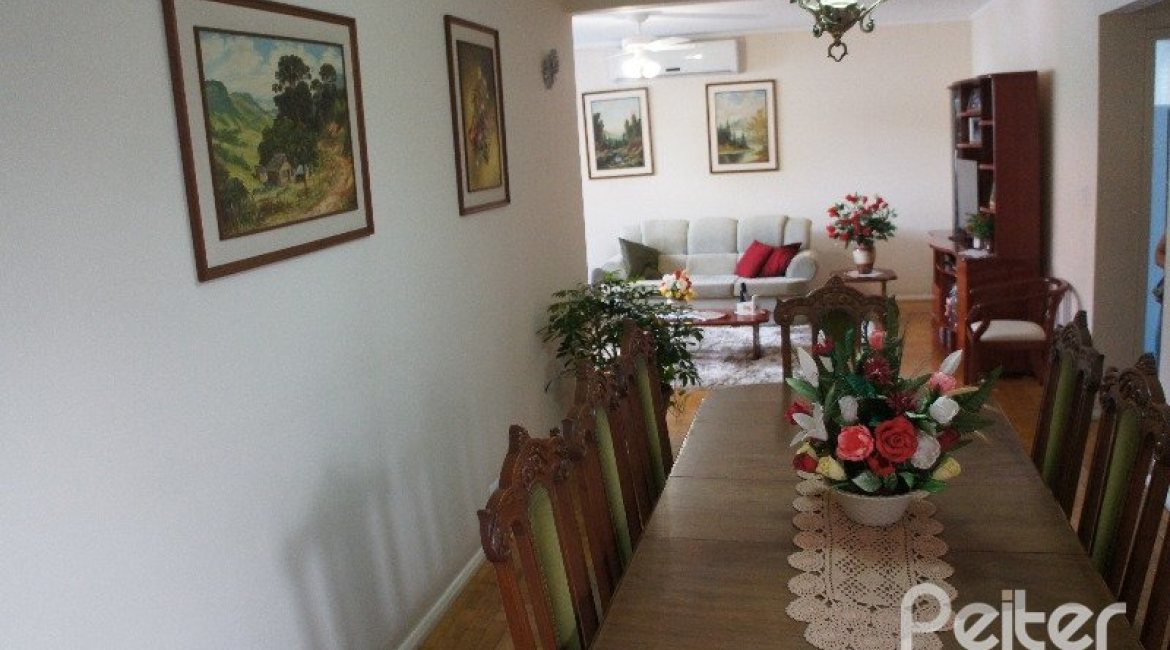 Casa à venda com 248m², 3 dormitórios, 1 suíte, 4 vagas, no bairro Tristeza em Porto Alegre