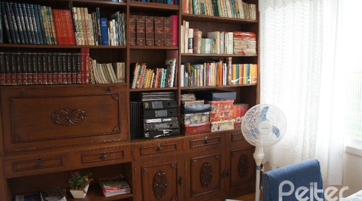 Casa à venda com 248m², 3 dormitórios, 1 suíte, 4 vagas, no bairro Tristeza em Porto Alegre