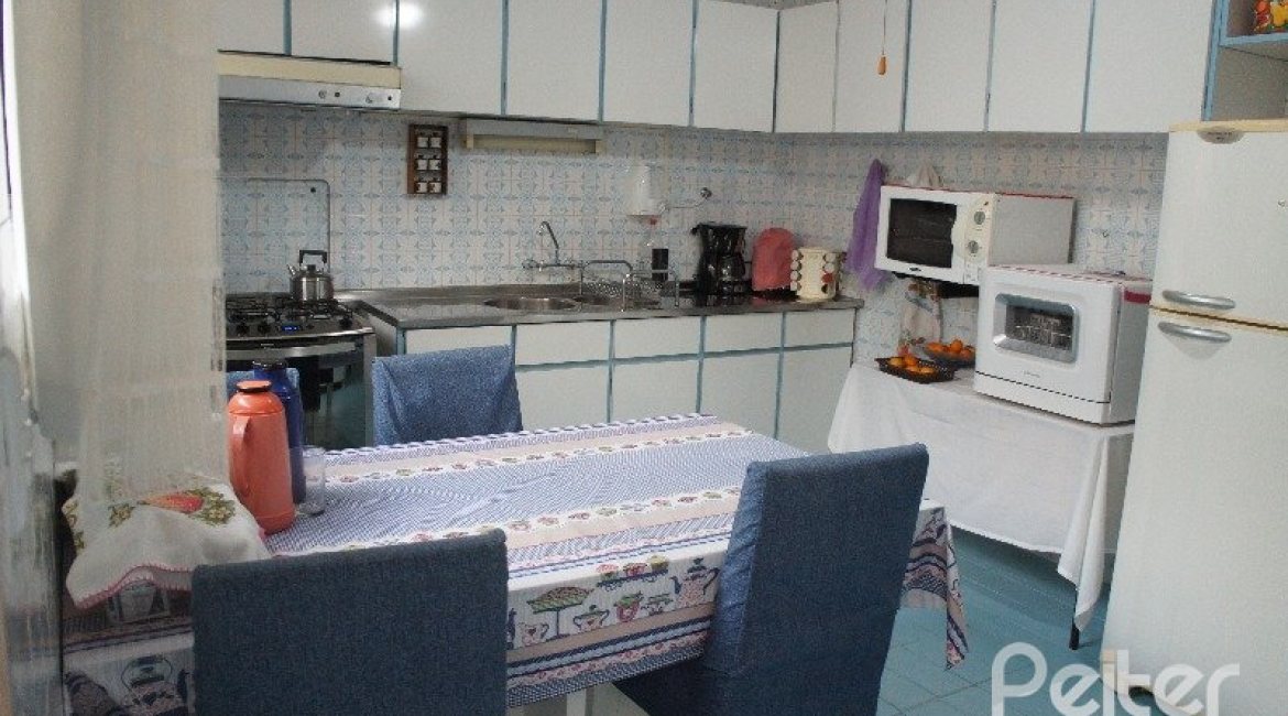 Casa à venda com 248m², 3 dormitórios, 1 suíte, 4 vagas, no bairro Tristeza em Porto Alegre