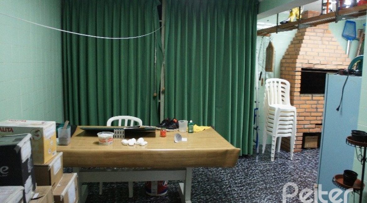 Casa à venda com 248m², 3 dormitórios, 1 suíte, 4 vagas, no bairro Tristeza em Porto Alegre