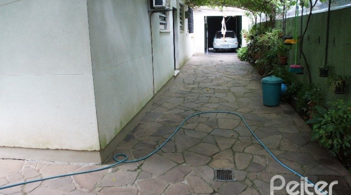 Casa à venda com 248m², 3 dormitórios, 1 suíte, 4 vagas, no bairro Tristeza em Porto Alegre