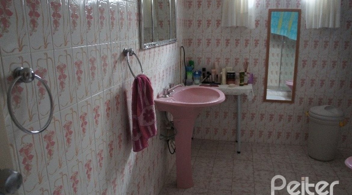 Casa à venda com 248m², 3 dormitórios, 1 suíte, 4 vagas, no bairro Tristeza em Porto Alegre