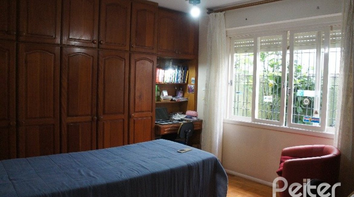 Casa à venda com 248m², 3 dormitórios, 1 suíte, 4 vagas, no bairro Tristeza em Porto Alegre