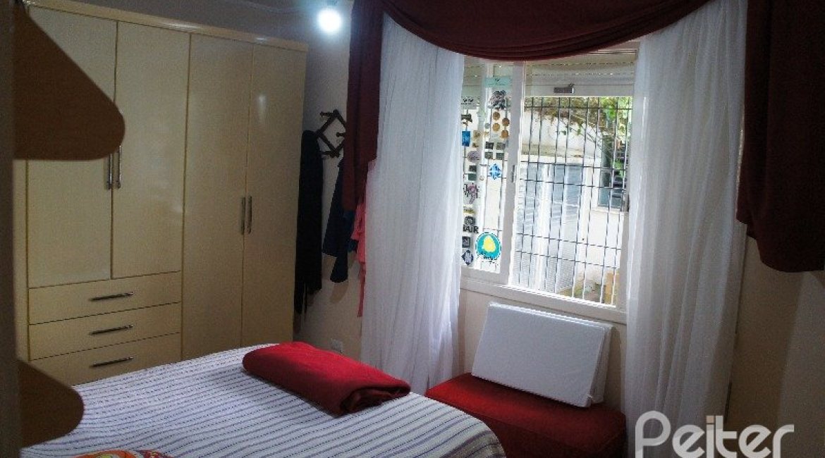 Casa à venda com 248m², 3 dormitórios, 1 suíte, 4 vagas, no bairro Tristeza em Porto Alegre