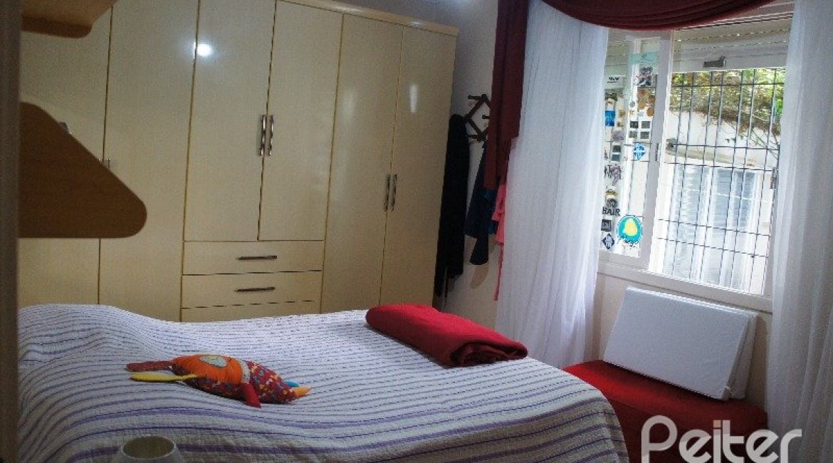 Casa à venda com 248m², 3 dormitórios, 1 suíte, 4 vagas, no bairro Tristeza em Porto Alegre