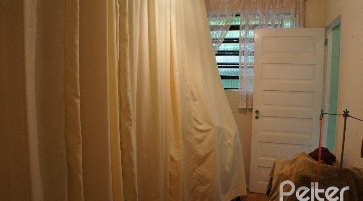 Casa à venda com 248m², 3 dormitórios, 1 suíte, 4 vagas, no bairro Tristeza em Porto Alegre