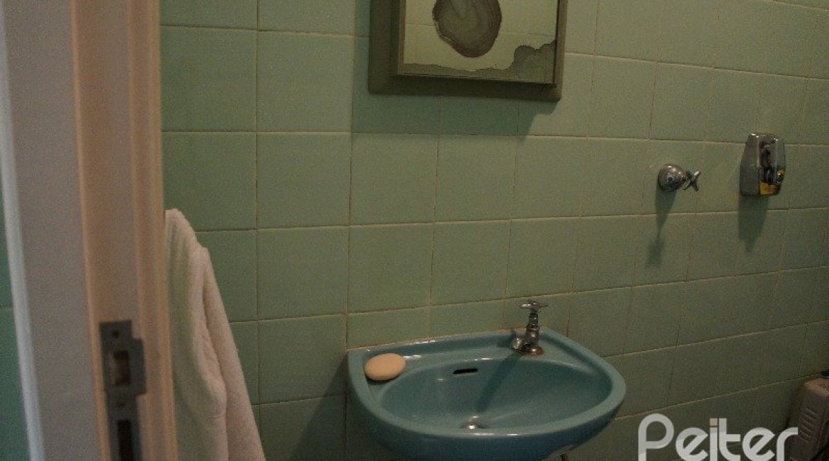 Casa à venda com 248m², 3 dormitórios, 1 suíte, 4 vagas, no bairro Tristeza em Porto Alegre