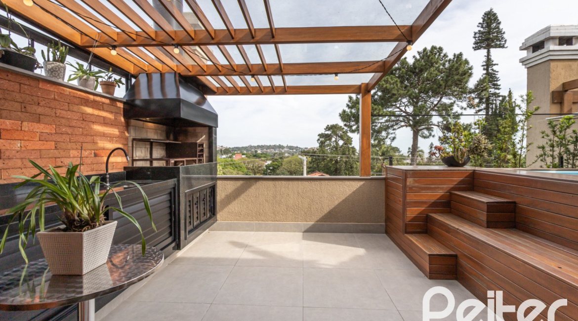 Casa à venda com 211m², 3 dormitórios, 1 suíte, 2 vagas, no bairro Vila Assunção em Porto Alegre