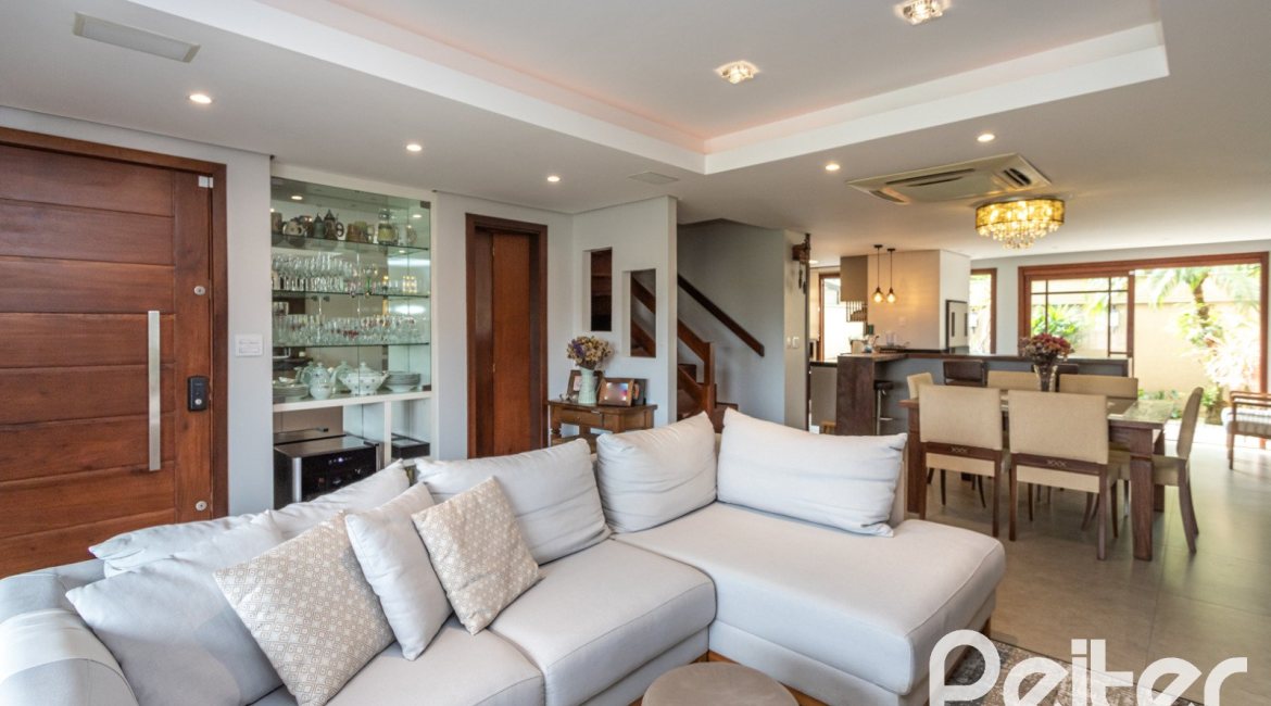 Casa à venda com 211m², 3 dormitórios, 1 suíte, 2 vagas, no bairro Vila Assunção em Porto Alegre