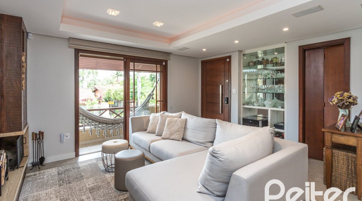 Casa à venda com 211m², 3 dormitórios, 1 suíte, 2 vagas, no bairro Vila Assunção em Porto Alegre