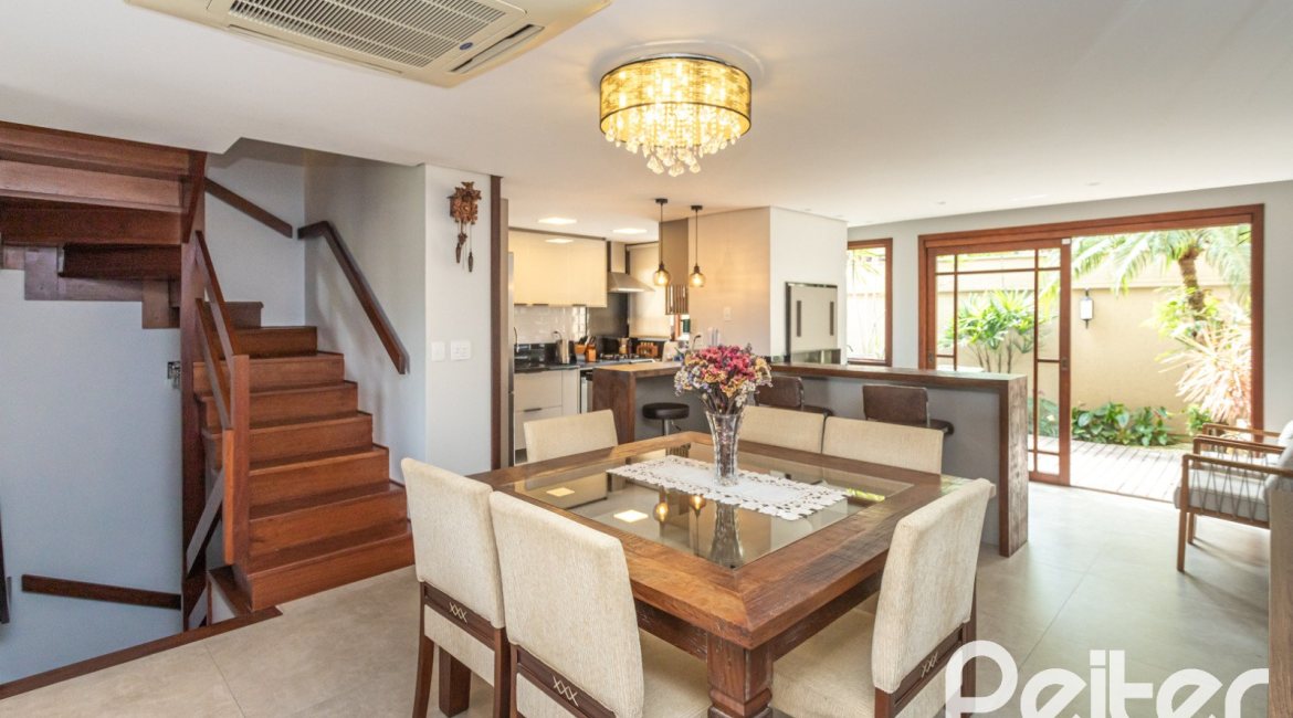 Casa à venda com 211m², 3 dormitórios, 1 suíte, 2 vagas, no bairro Vila Assunção em Porto Alegre