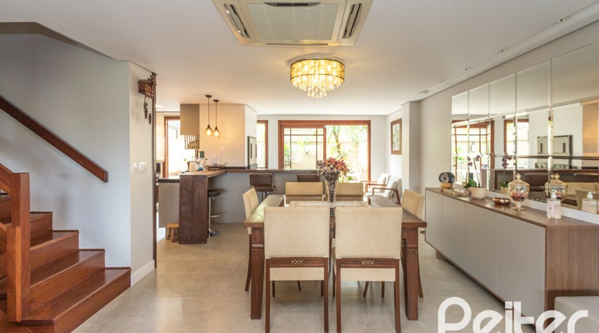 Casa à venda com 211m², 3 dormitórios, 1 suíte, 2 vagas, no bairro Vila Assunção em Porto Alegre