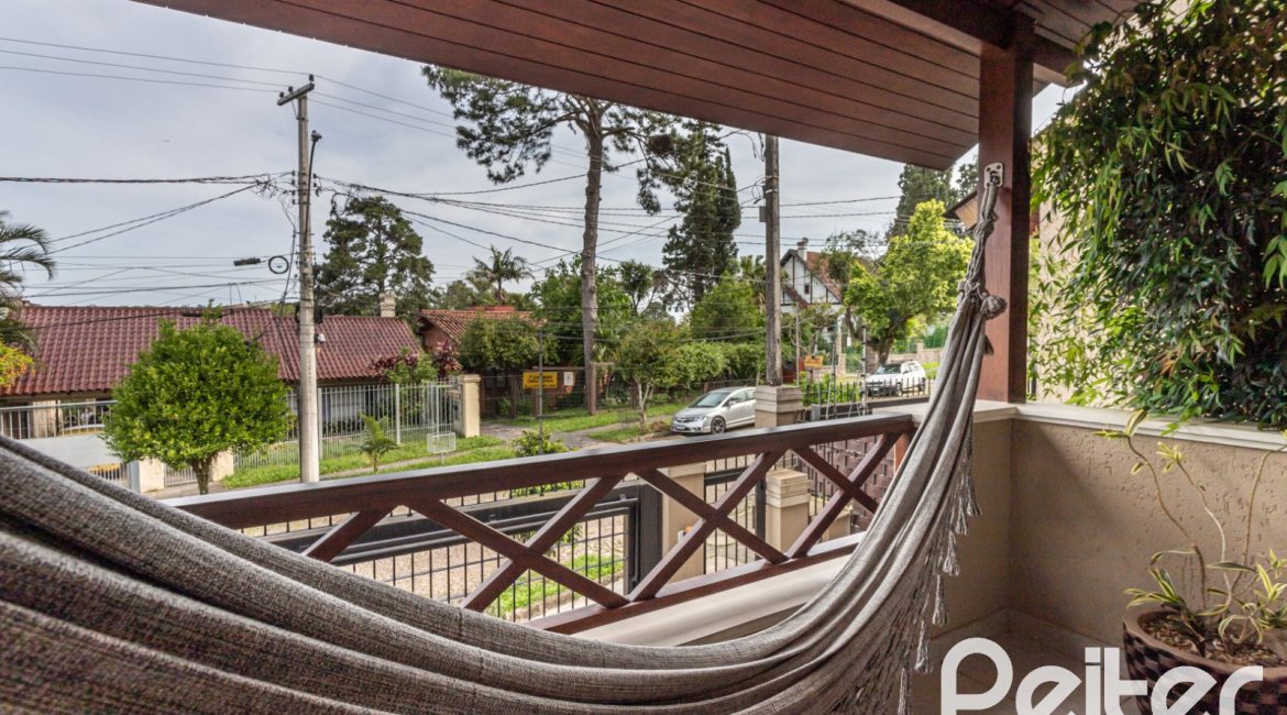 Casa à venda com 211m², 3 dormitórios, 1 suíte, 2 vagas, no bairro Vila Assunção em Porto Alegre