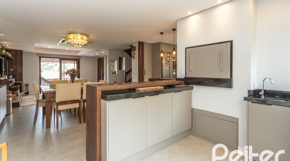 Casa à venda com 211m², 3 dormitórios, 1 suíte, 2 vagas, no bairro Vila Assunção em Porto Alegre