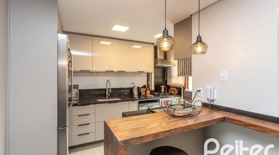 Casa à venda com 211m², 3 dormitórios, 1 suíte, 2 vagas, no bairro Vila Assunção em Porto Alegre