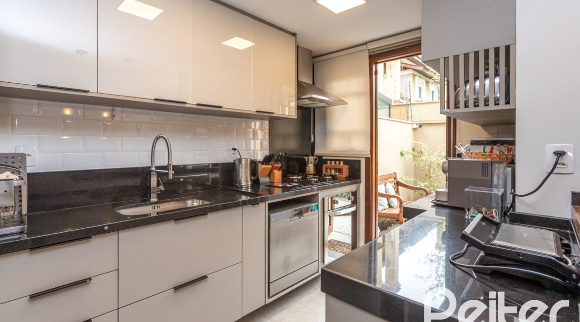 Casa à venda com 211m², 3 dormitórios, 1 suíte, 2 vagas, no bairro Vila Assunção em Porto Alegre