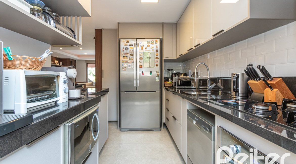 Casa à venda com 211m², 3 dormitórios, 1 suíte, 2 vagas, no bairro Vila Assunção em Porto Alegre