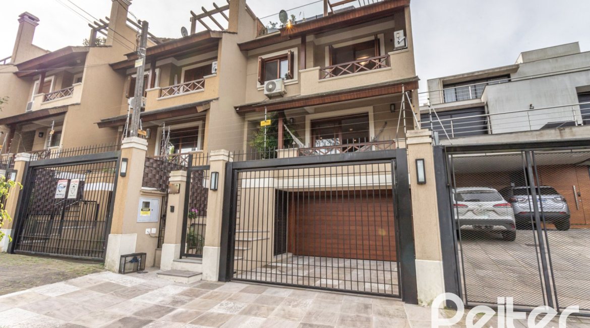 Casa à venda com 211m², 3 dormitórios, 1 suíte, 2 vagas, no bairro Vila Assunção em Porto Alegre