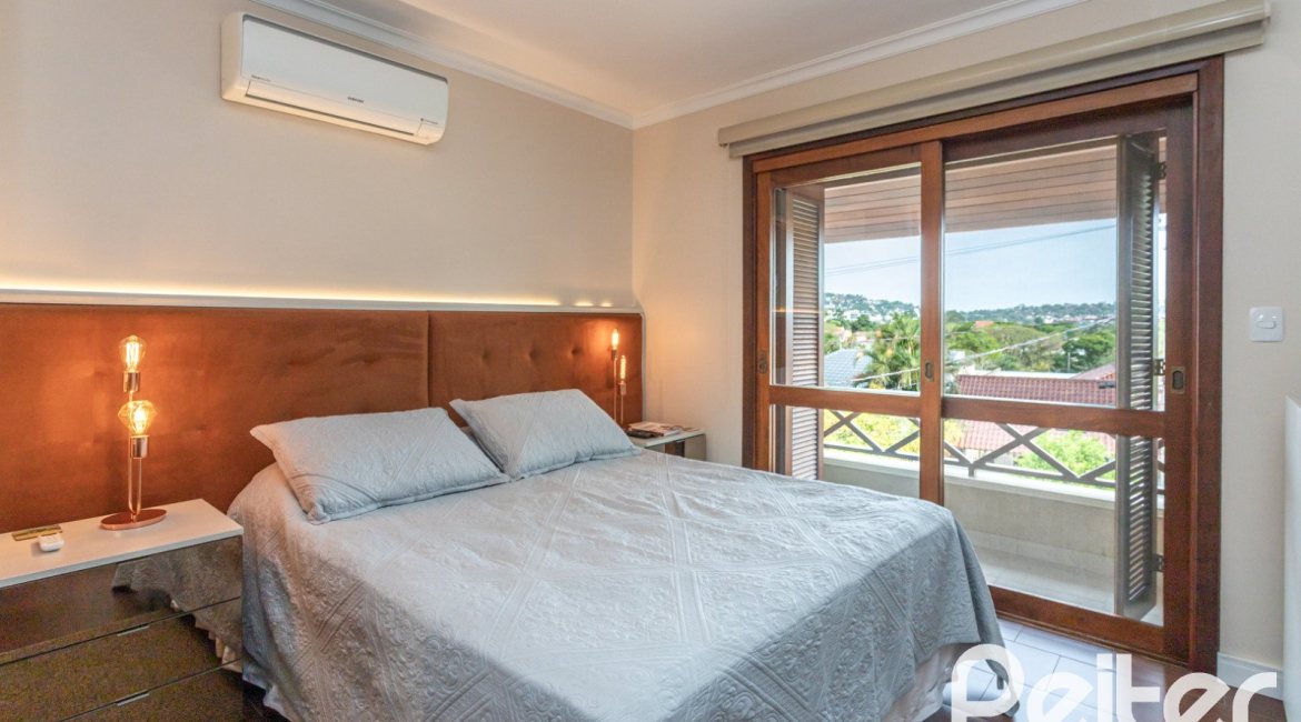 Casa à venda com 211m², 3 dormitórios, 1 suíte, 2 vagas, no bairro Vila Assunção em Porto Alegre