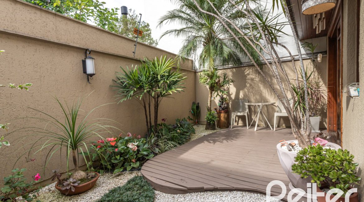 Casa à venda com 211m², 3 dormitórios, 1 suíte, 2 vagas, no bairro Vila Assunção em Porto Alegre