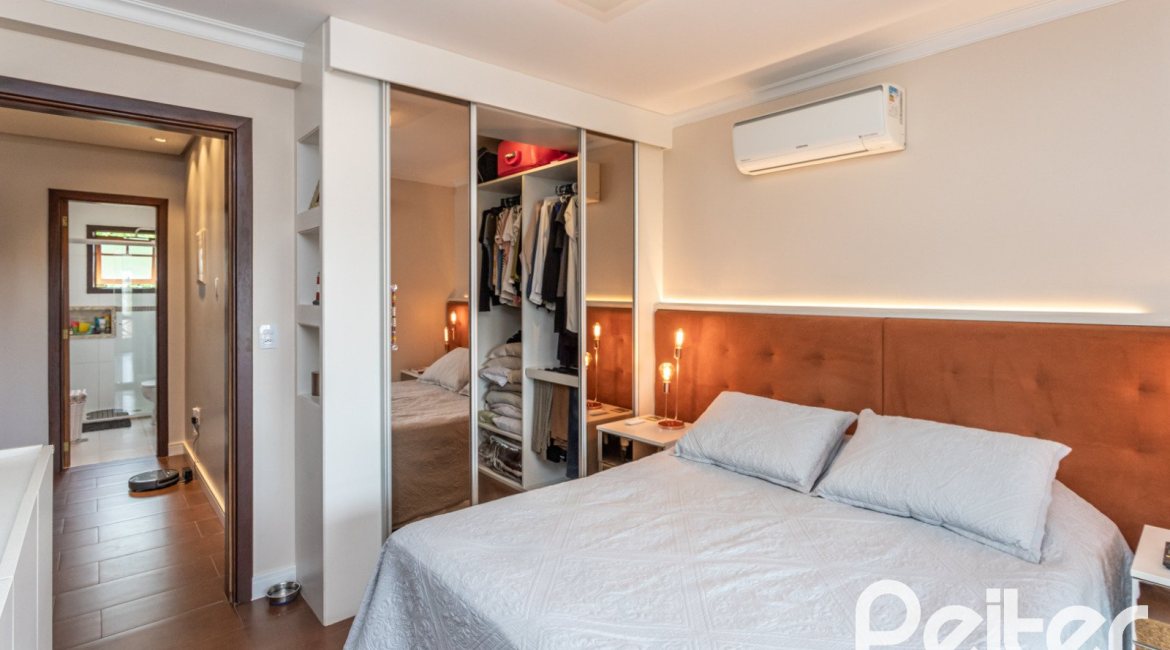 Casa à venda com 211m², 3 dormitórios, 1 suíte, 2 vagas, no bairro Vila Assunção em Porto Alegre