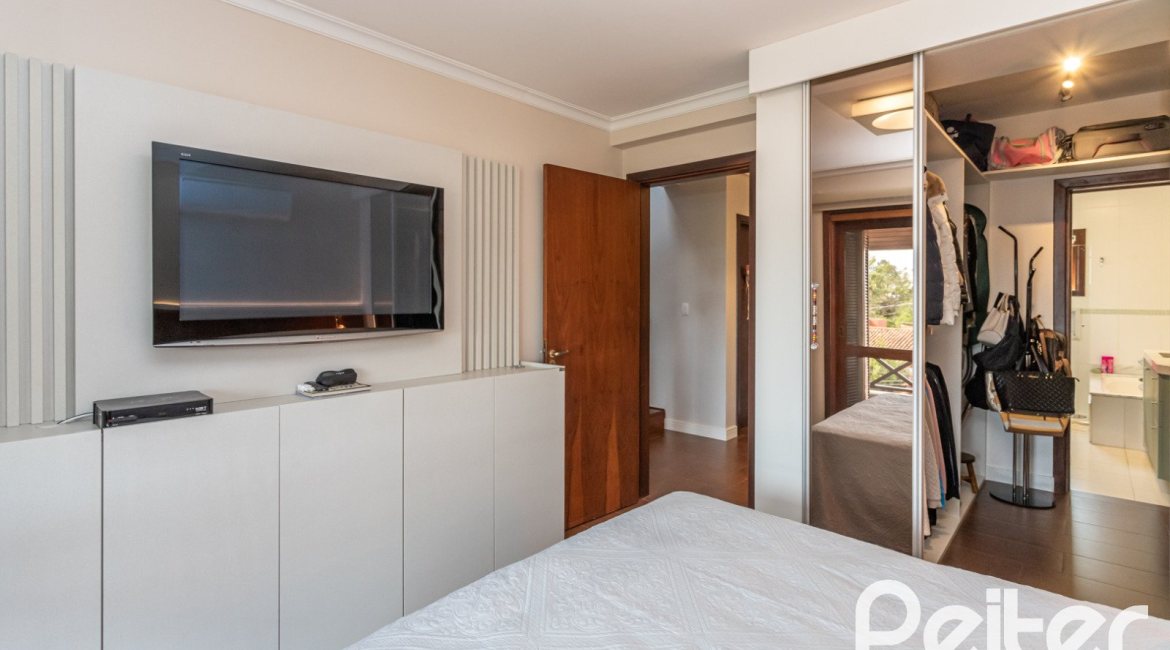 Casa à venda com 211m², 3 dormitórios, 1 suíte, 2 vagas, no bairro Vila Assunção em Porto Alegre