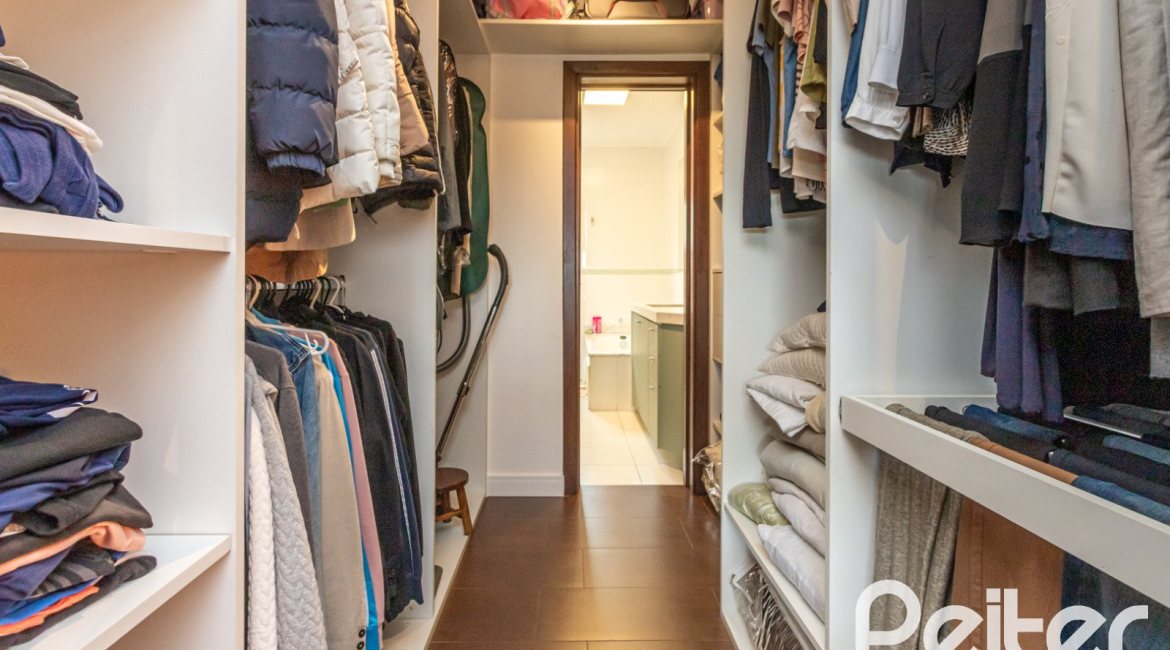 Casa à venda com 211m², 3 dormitórios, 1 suíte, 2 vagas, no bairro Vila Assunção em Porto Alegre