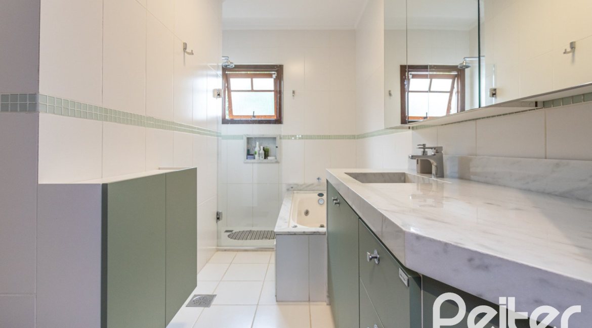 Casa à venda com 211m², 3 dormitórios, 1 suíte, 2 vagas, no bairro Vila Assunção em Porto Alegre