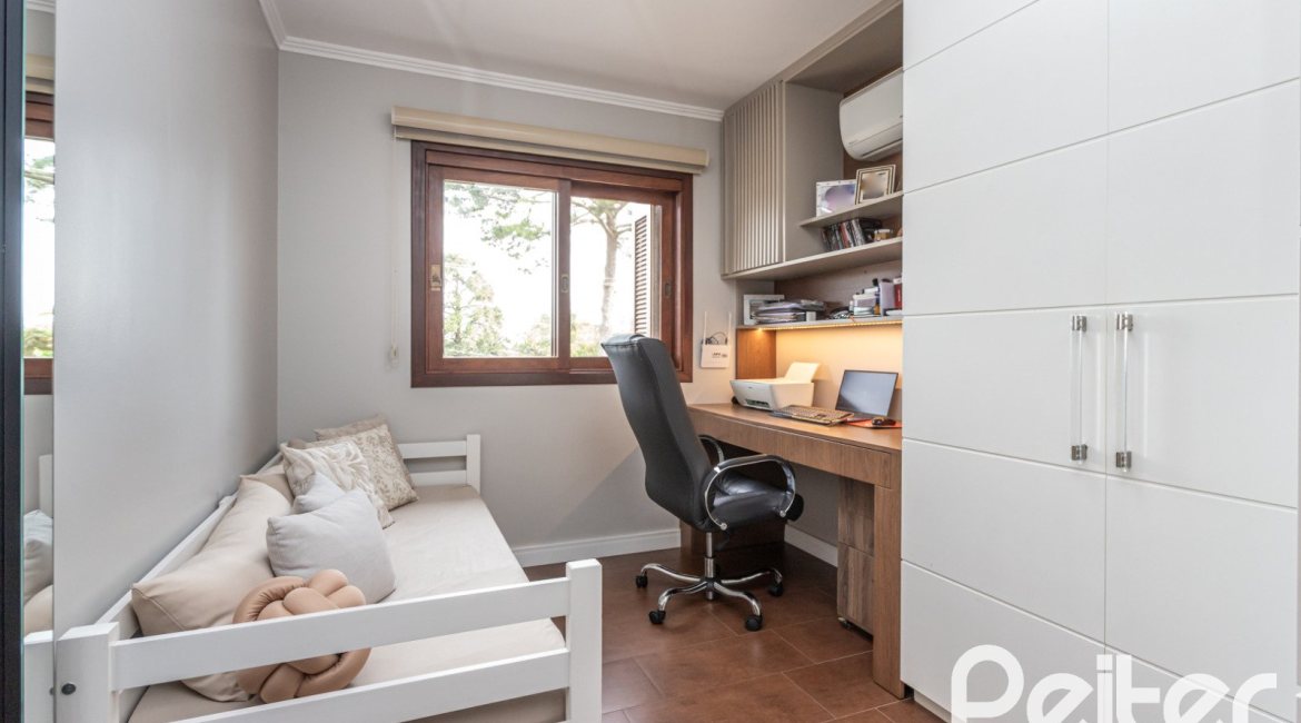 Casa à venda com 211m², 3 dormitórios, 1 suíte, 2 vagas, no bairro Vila Assunção em Porto Alegre