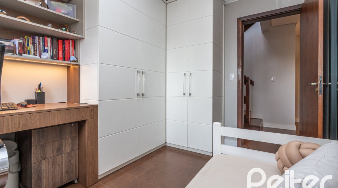 Casa à venda com 211m², 3 dormitórios, 1 suíte, 2 vagas, no bairro Vila Assunção em Porto Alegre