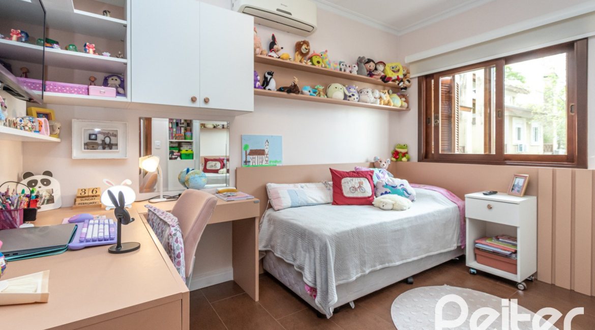 Casa à venda com 211m², 3 dormitórios, 1 suíte, 2 vagas, no bairro Vila Assunção em Porto Alegre