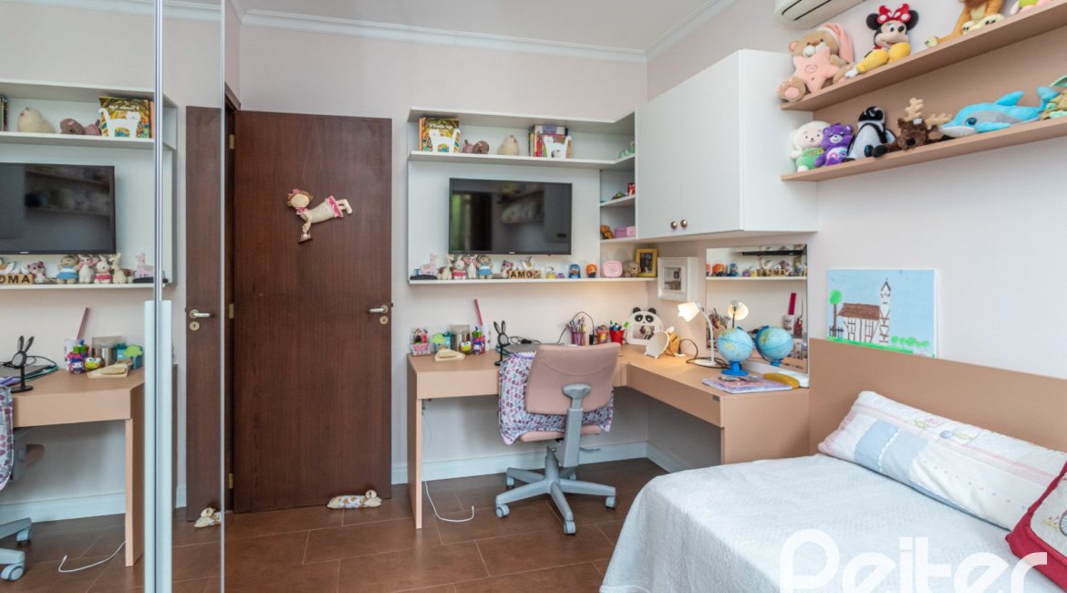 Casa à venda com 211m², 3 dormitórios, 1 suíte, 2 vagas, no bairro Vila Assunção em Porto Alegre