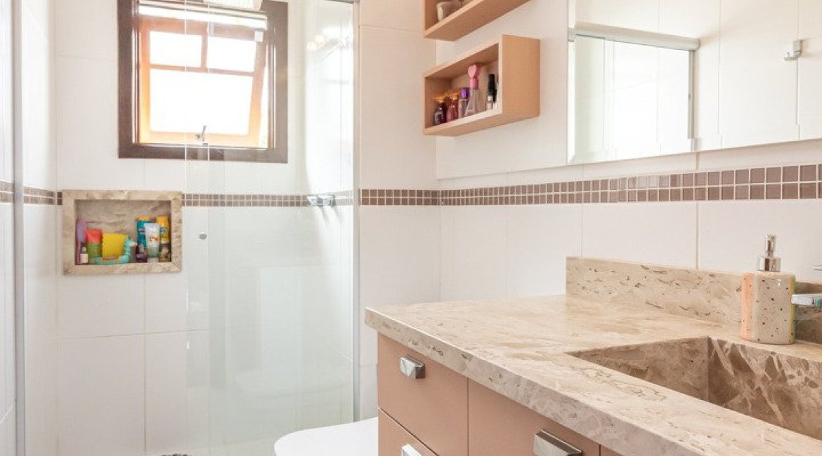 Casa à venda com 211m², 3 dormitórios, 1 suíte, 2 vagas, no bairro Vila Assunção em Porto Alegre