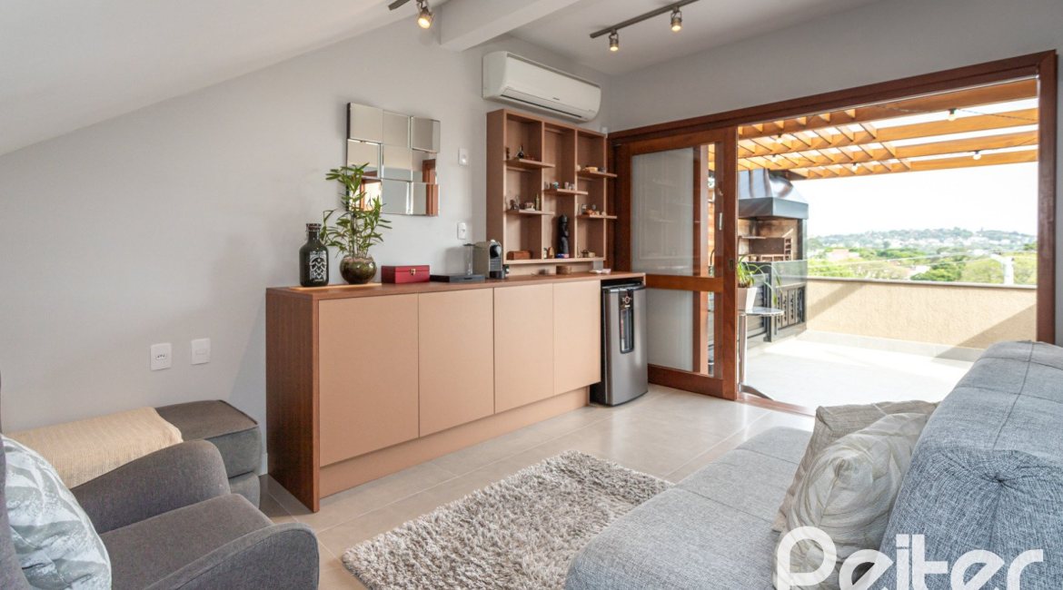 Casa à venda com 211m², 3 dormitórios, 1 suíte, 2 vagas, no bairro Vila Assunção em Porto Alegre