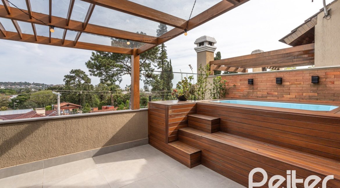 Casa à venda com 211m², 3 dormitórios, 1 suíte, 2 vagas, no bairro Vila Assunção em Porto Alegre