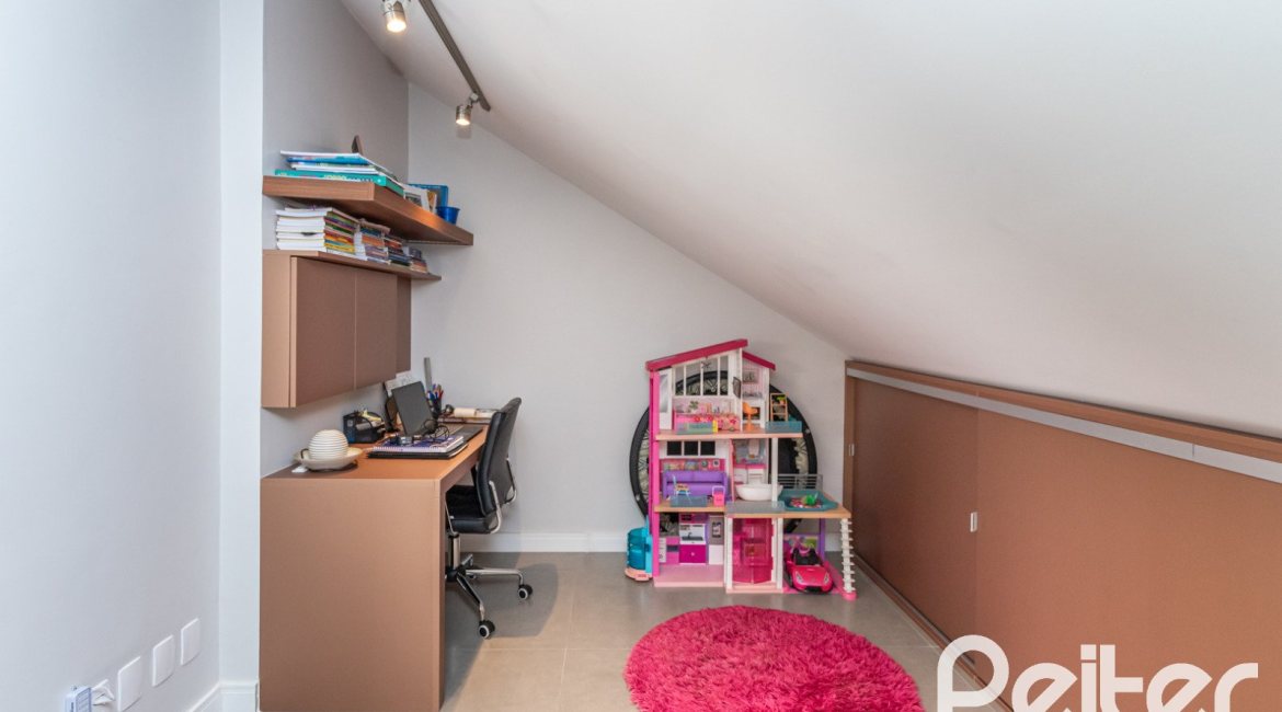 Casa à venda com 211m², 3 dormitórios, 1 suíte, 2 vagas, no bairro Vila Assunção em Porto Alegre