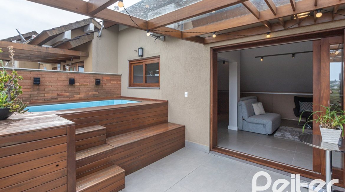 Casa à venda com 211m², 3 dormitórios, 1 suíte, 2 vagas, no bairro Vila Assunção em Porto Alegre